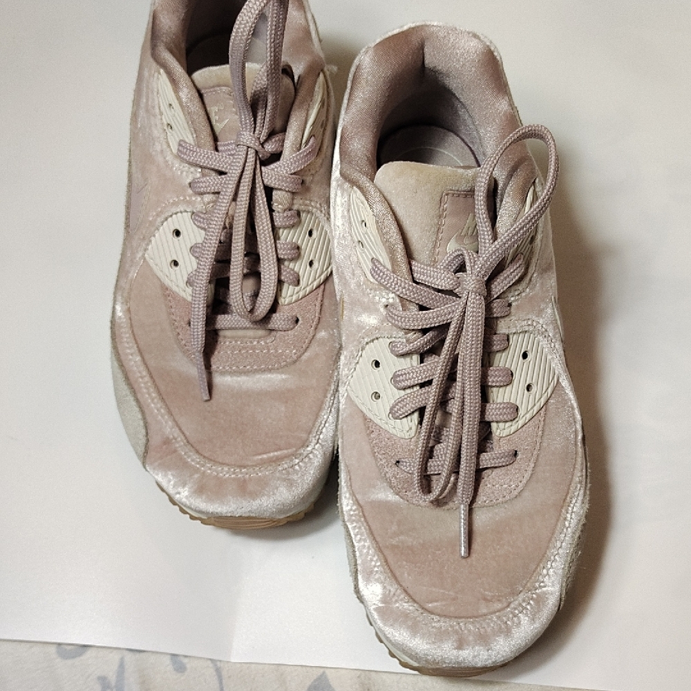 Chic Women's Velvet Sneakers